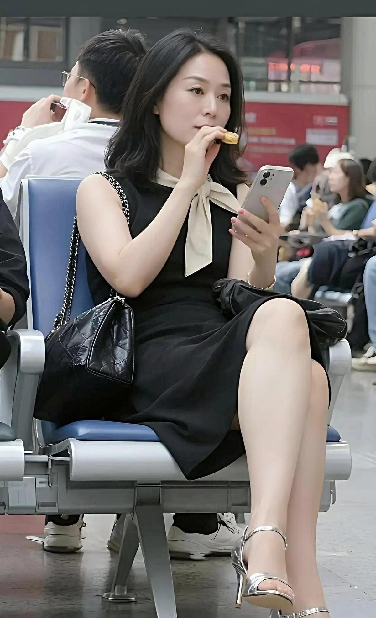 男子偷拍候车室女子放话：多少彩礼都娶！真正杀招是骨子里的松弛感刷到个事儿，挺