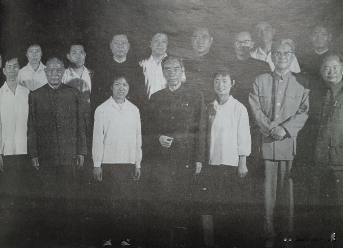 1975年7月1日，北京301医院，周恩来总理、李先念副总理、外交部长乔冠华等会