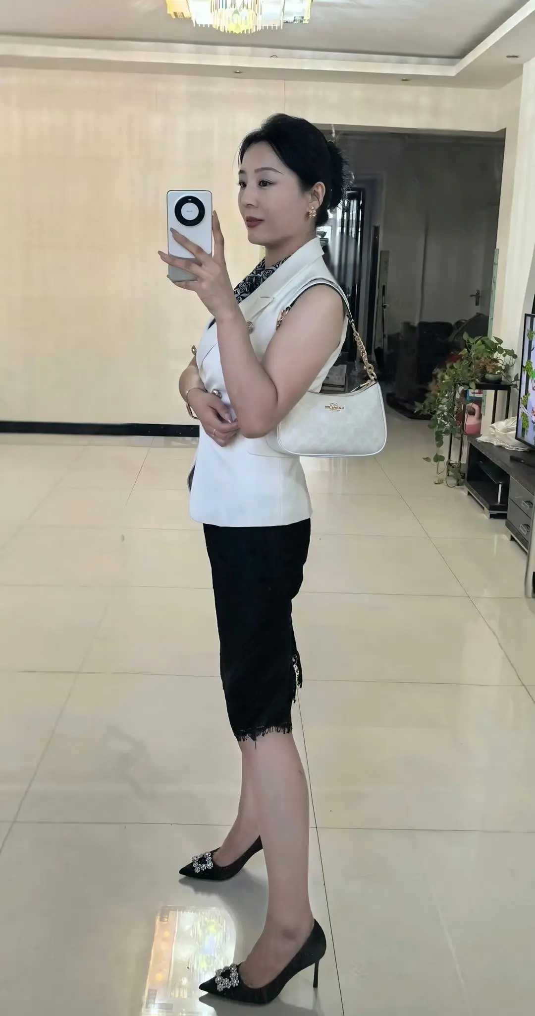 努力工作吧，毕竟老板给的比老公多