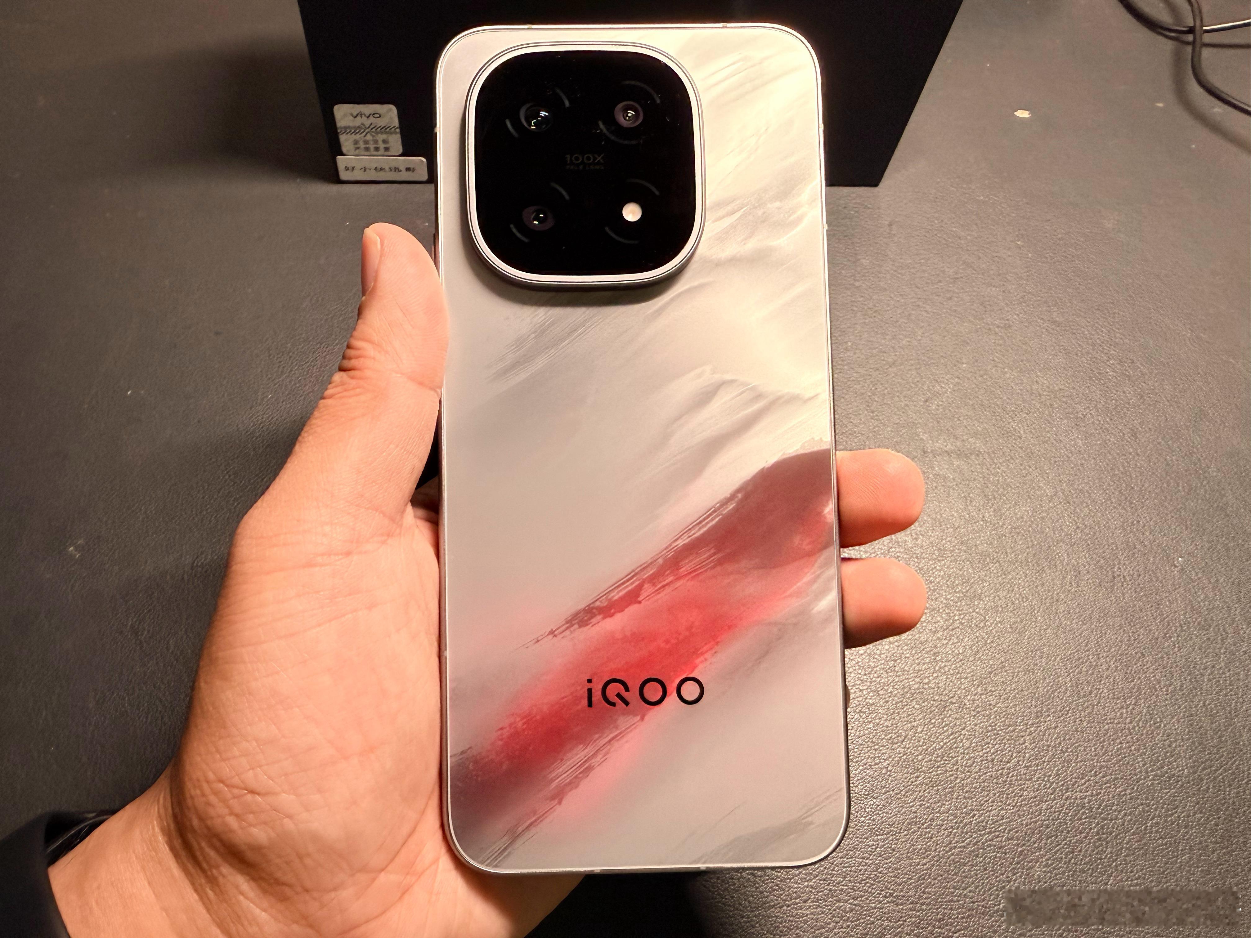 iQOO15T兄弟们，估计你们也没想到旗舰系列又添一员猛将吧，那么它什么定位呢？