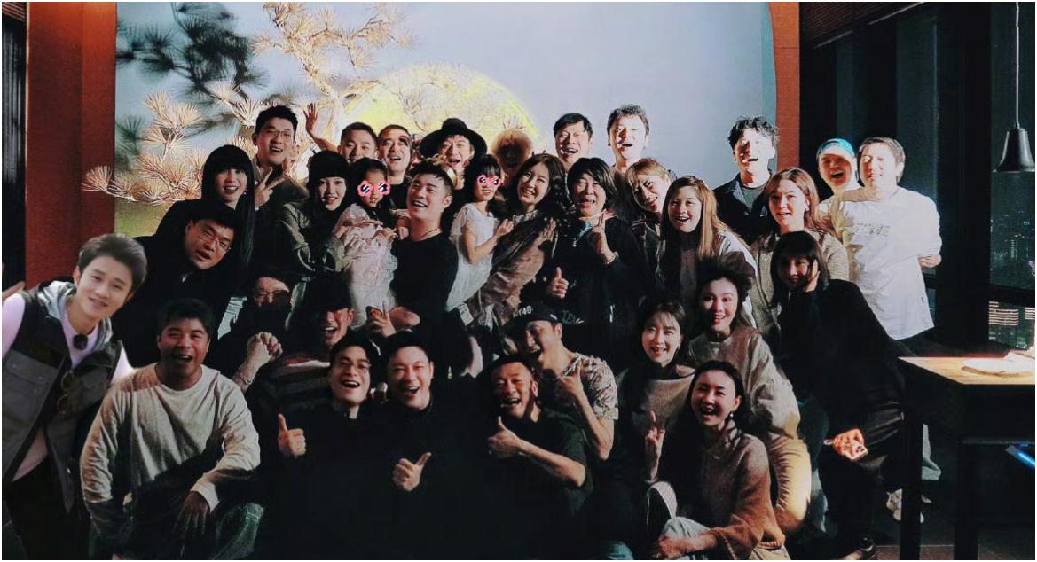 11月9日陈赫40岁生日，发的聚会大合照引发了全网“寻鹿”狂欢。照片里陈赫和妻子