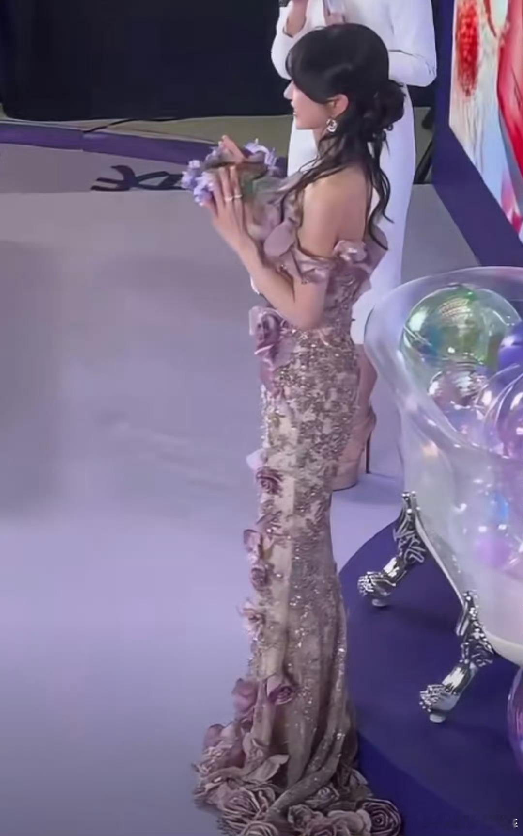 田曦薇紫玫瑰鱼尾裙好美好伟大的一张脸😘​​​