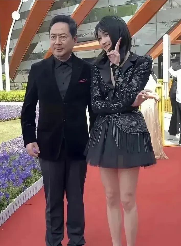 躲或不躲？关晓彤陷入纠结漩涡