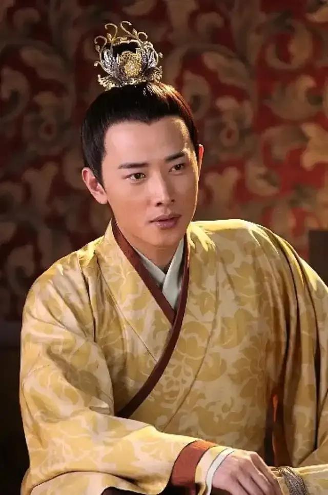 499年，南齐皇帝弄疼了宠妃潘玉儿的脚。不料潘玉儿却惹恼起来，她拿起玉杖打向皇帝