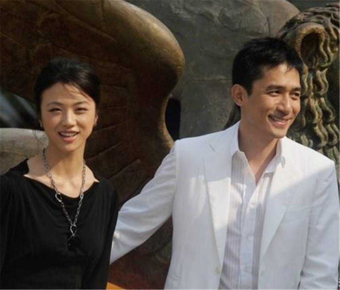 梁朝伟和汤唯同框威尼斯，背景的飞狮雕塑衬着两人的神态，瞬间拉回《色，戒》的经典时