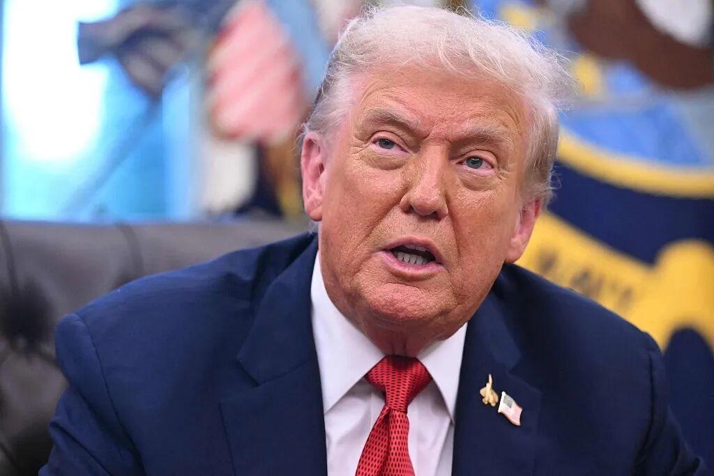 特朗普支持率跌到33%，美国内部正在发生三件大事美国中期选举还有不到三个月，特