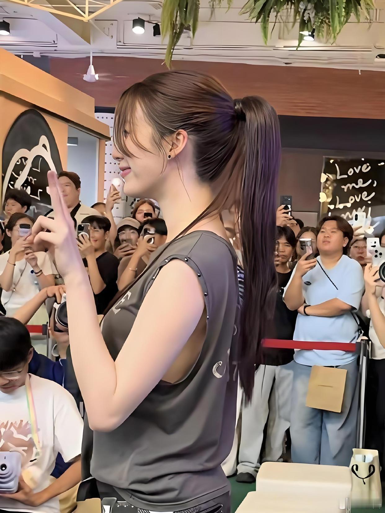 看这衣服又要退货了！吊牌都舍不得拆，这么多粉丝真是奇怪？​​​