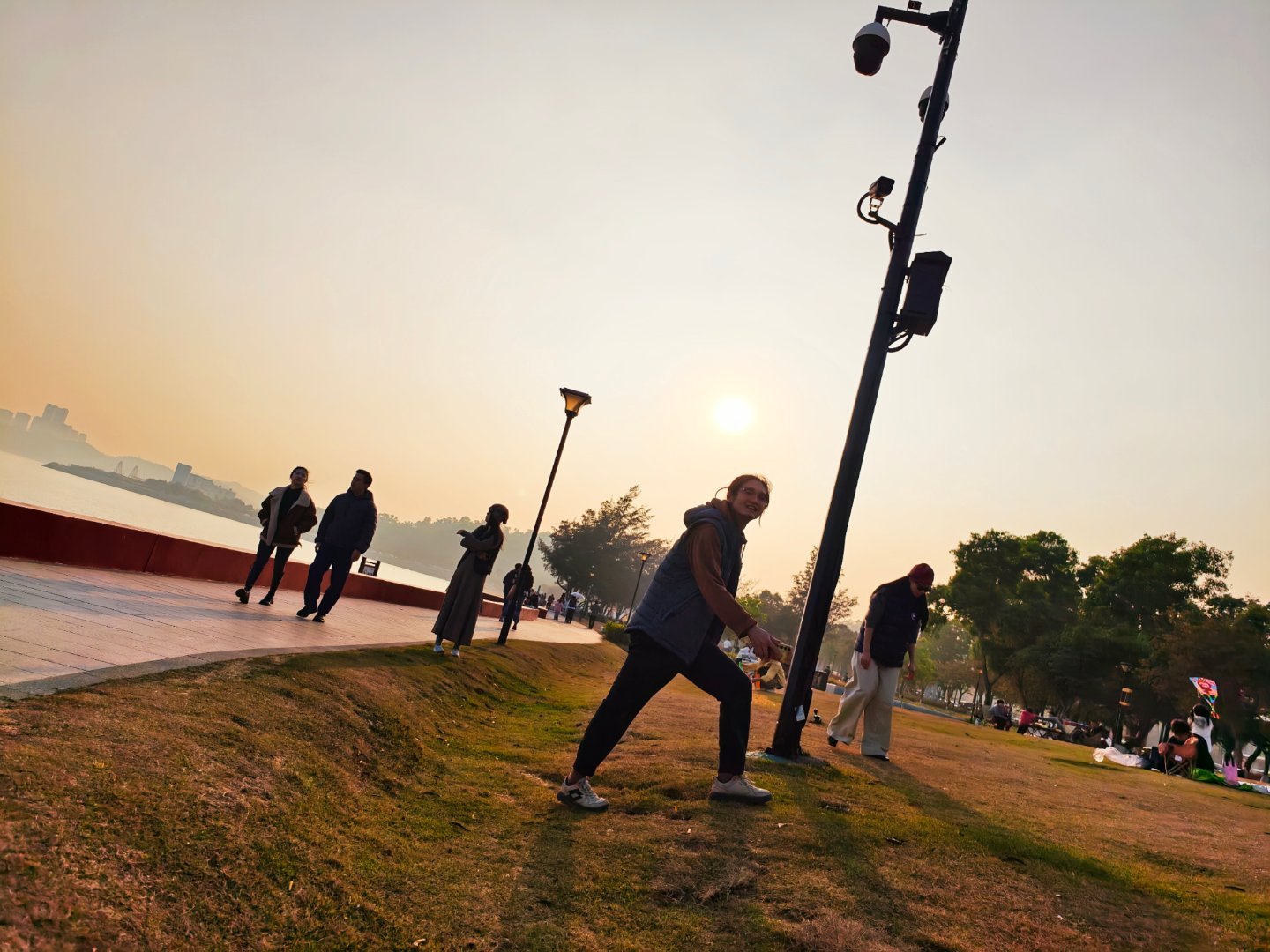 这是angrymiao公司斜对面的海滩你能信。。。步行15分钟吧。没法和