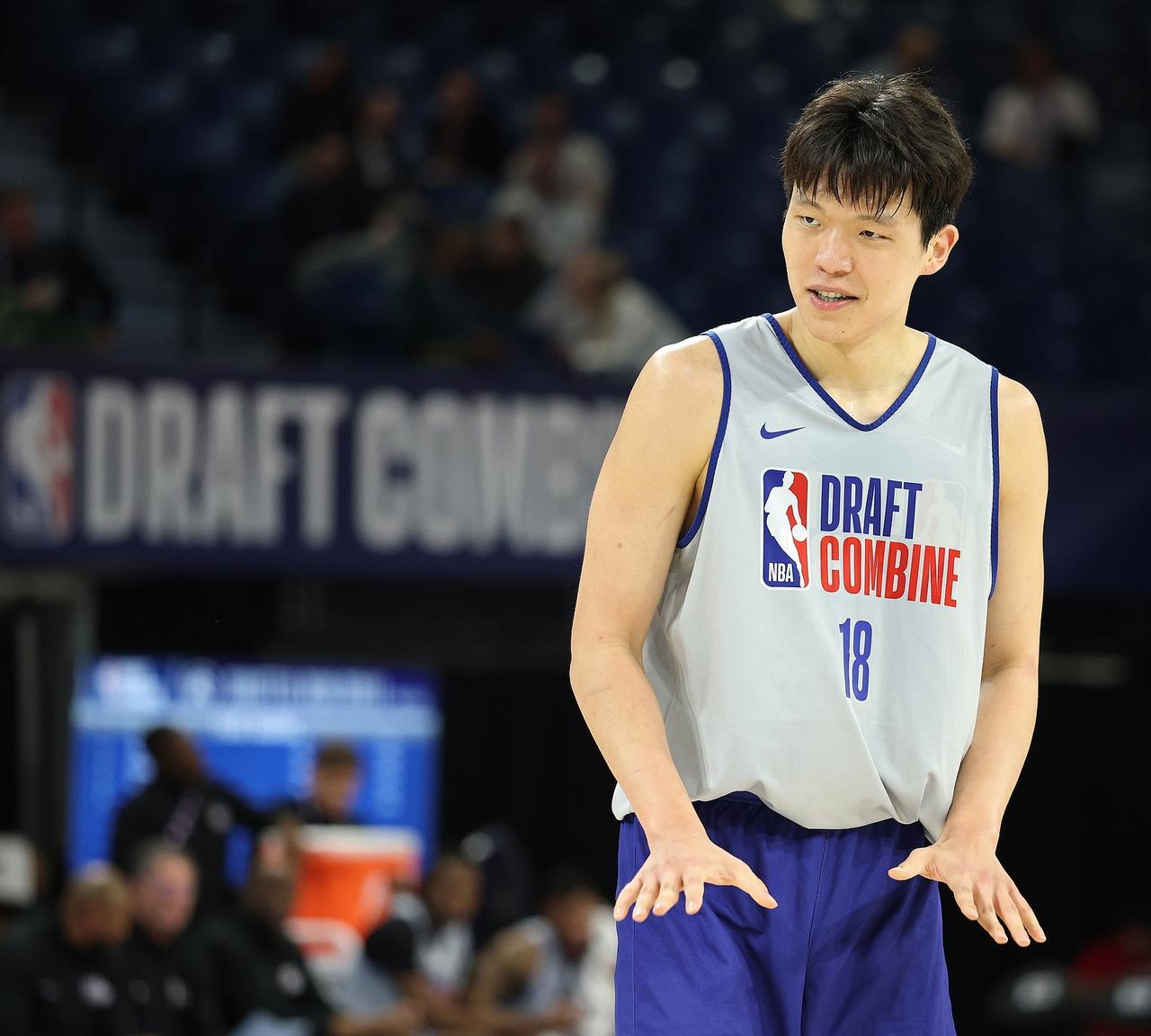 杨瀚森成NBA抢手货！雄鹿、湖人等队争相追逐这位内线新星