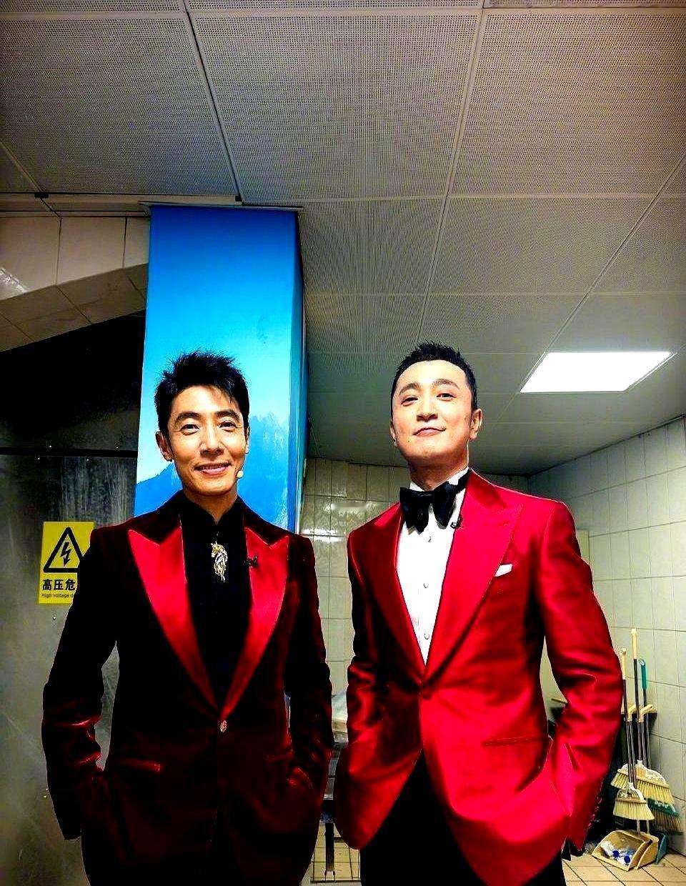 零点钟声刚过，任鲁豫走下台，撒贝宁和尼格买提立刻围上去紧紧抱住他。撒贝宁拍着他