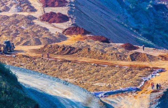 反制说到就到！特朗普宣布，100%关税封杀中国汽车，话音刚落，中国减持77亿美债