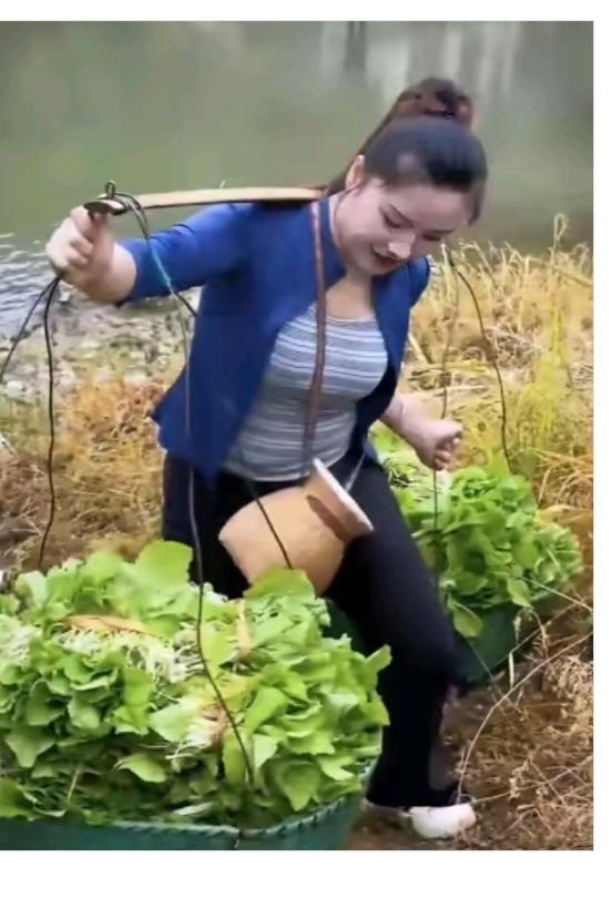 农妇真给力都说农村挺苦的；春耕秋收地里忙；闲余时间来打工；为了多挣几个钱