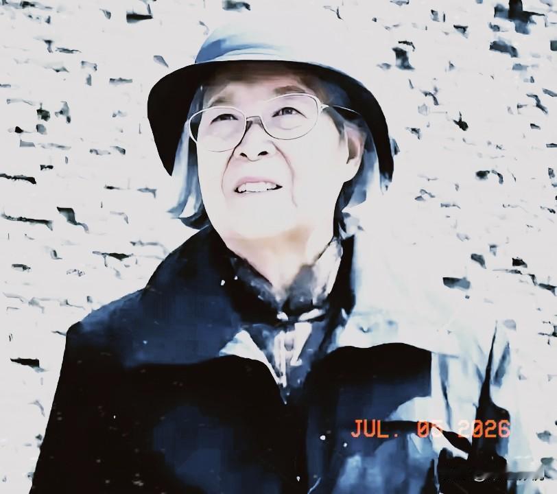2007年，北京八宝山的一场告别仪式，冷清得让人心酸。没有花圈，没有高官，骨灰盒