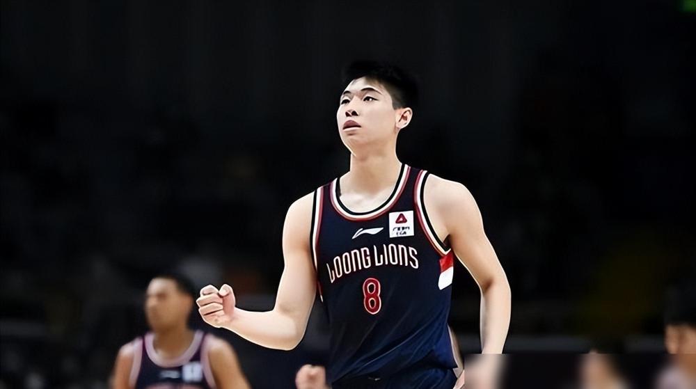 前脚吹牛点评张镇麟，后脚空篮就被黑人外援一巴掌扇倒，崔永熙这脸丢大了。你看回