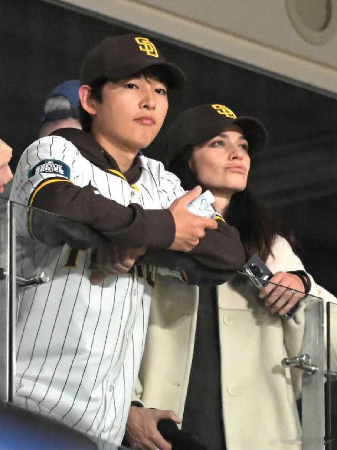 宋仲基妻子凯蒂只比他大了一岁，欧美人到了四十岁以后是真的显老啊，不过和现任妻子儿