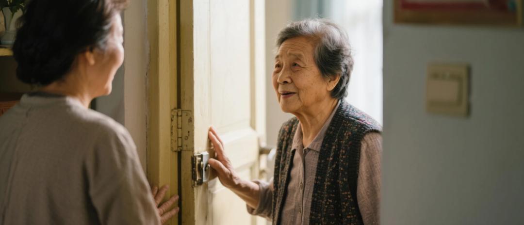 刚才邻居敲门我就没开，其实我就在家里，她一个劲地敲门，足足有五六分钟，我正在客厅