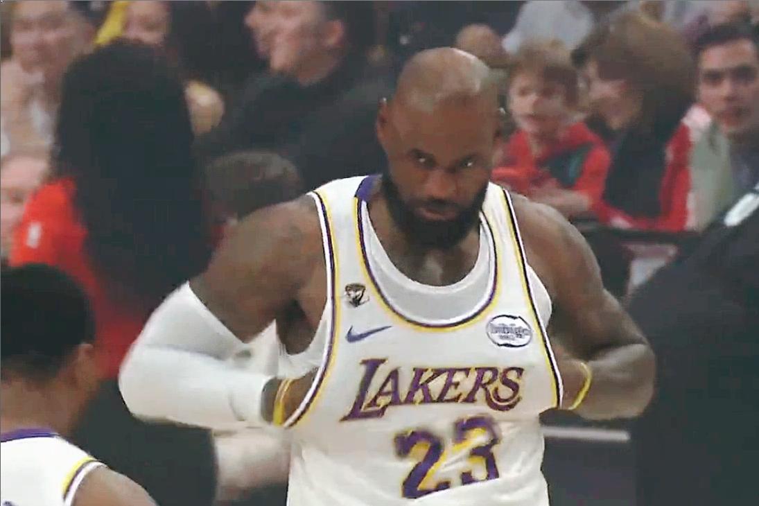 这是何苦呢？湖人连正牌中锋都没有，硬要詹姆斯带队打，恐怕这赛季要玩完了。本场