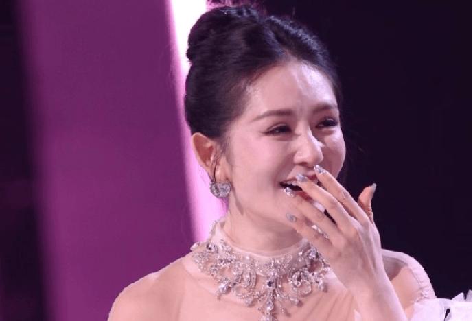 4月11日，《乘风破浪的姐姐》直播现场突发小插曲，谢娜意外打破直播节奏，占用其他