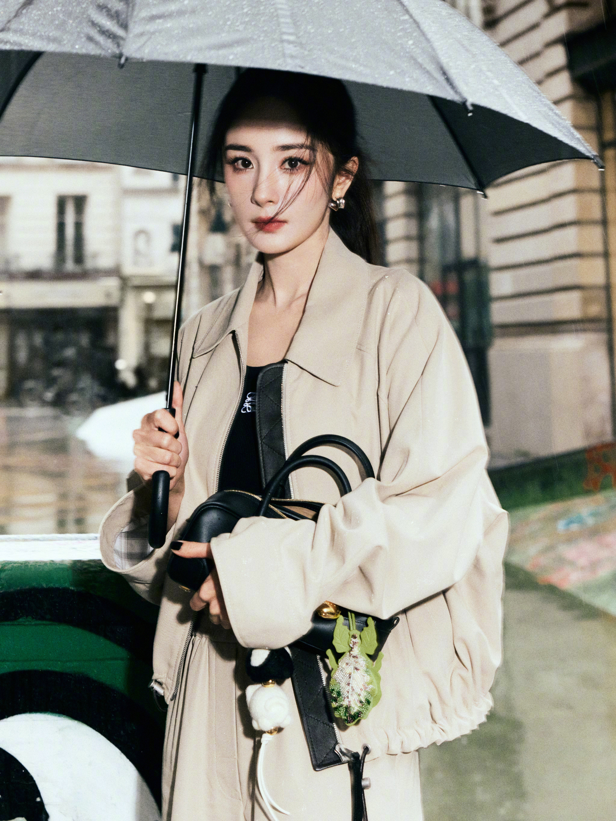 杨幂撑伞街拍大片：秋的色彩，雨的氛围