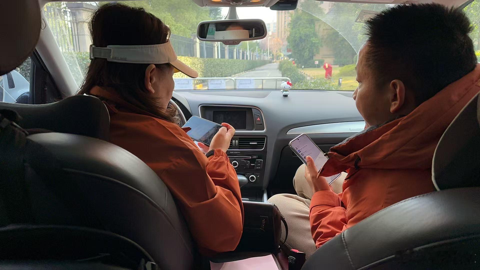 老李跟车主大姐穿情侣装？？？