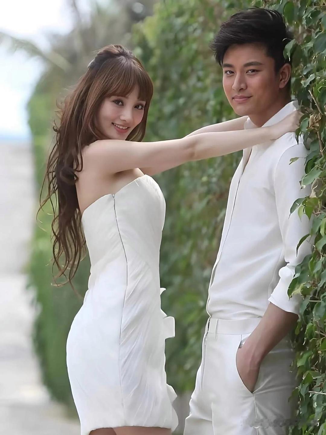 翻出李小璐和贾乃亮当年那组结婚照，李小璐是真的抢眼——笑起来甜，皮肤又白，妥妥就是一堆男人心里的女神