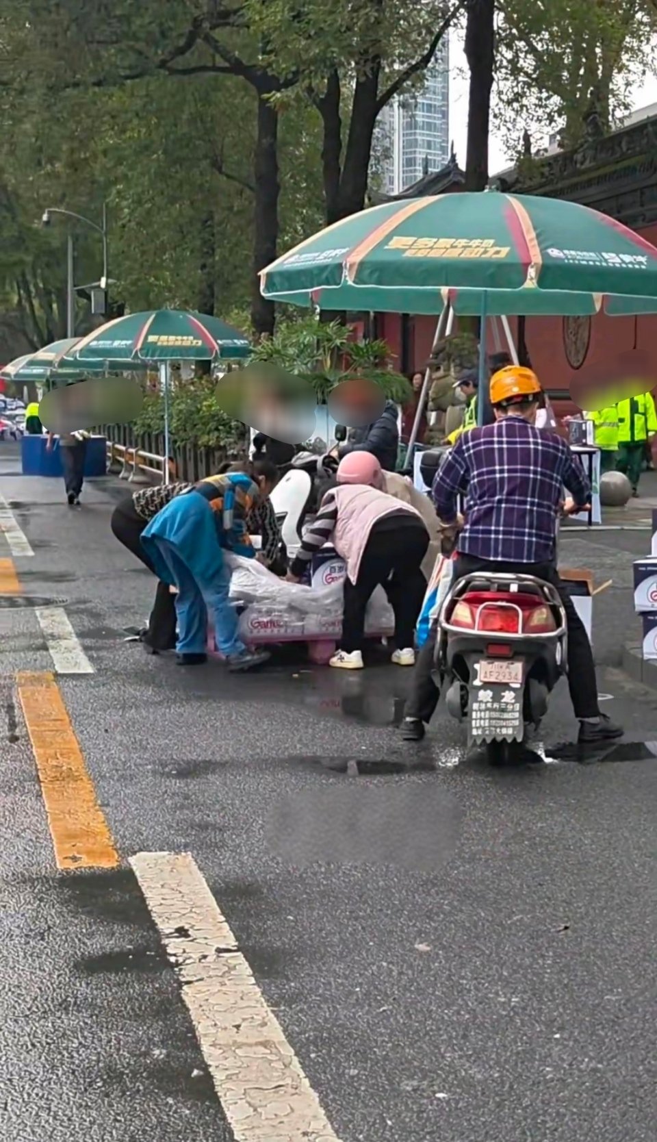 成都马拉松赛后物资遭哄抢成都马拉松赛后物资遭哄抢,实为赛事不和谐音符。围观者无视