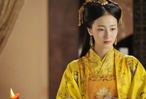 1200年,南宋宫内,几名太监抬着一床用草席包裹发臭的遗体而行,忽然听见一声喊: