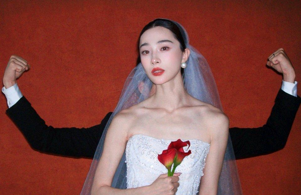 29岁的中国跳高女神胡麟鹏结婚啦！近日她晒照宣布和22岁的跳高选手李麟低调领证。