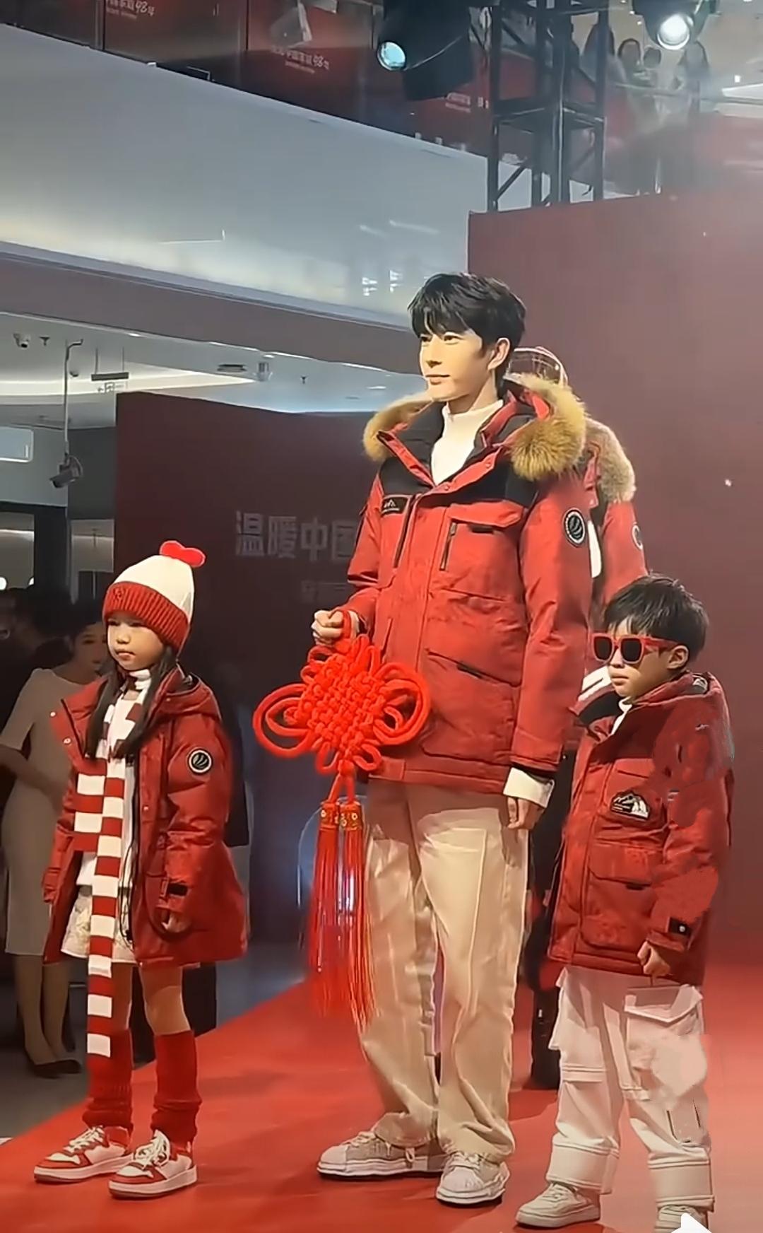 原来小🐟当年代言的这款红色波司登羽绒服,还有小孩款的,而且还有小女孩穿的款式,