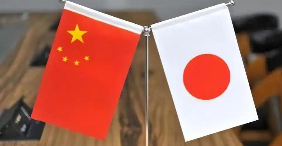 *6月13号，台湾东部外海，一艘挂着外国旗的货船被中国海警拦下，登船检查。台湾地