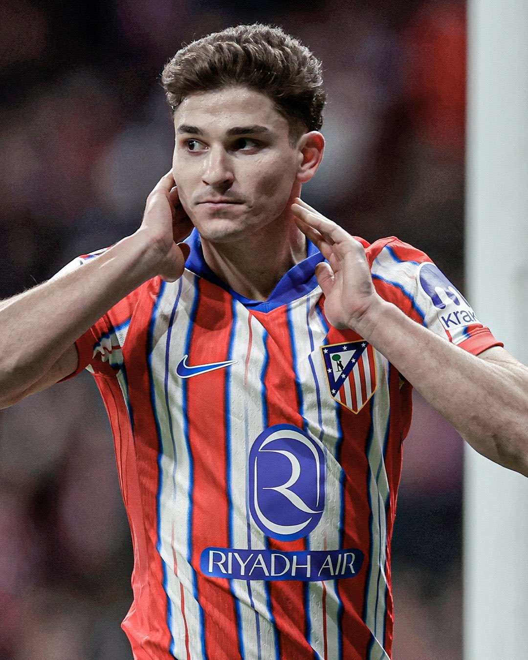 RAC1：巴塞罗那正在努力加强三个位置：中后卫，左边锋和前锋🚨朱利安·阿尔瓦雷