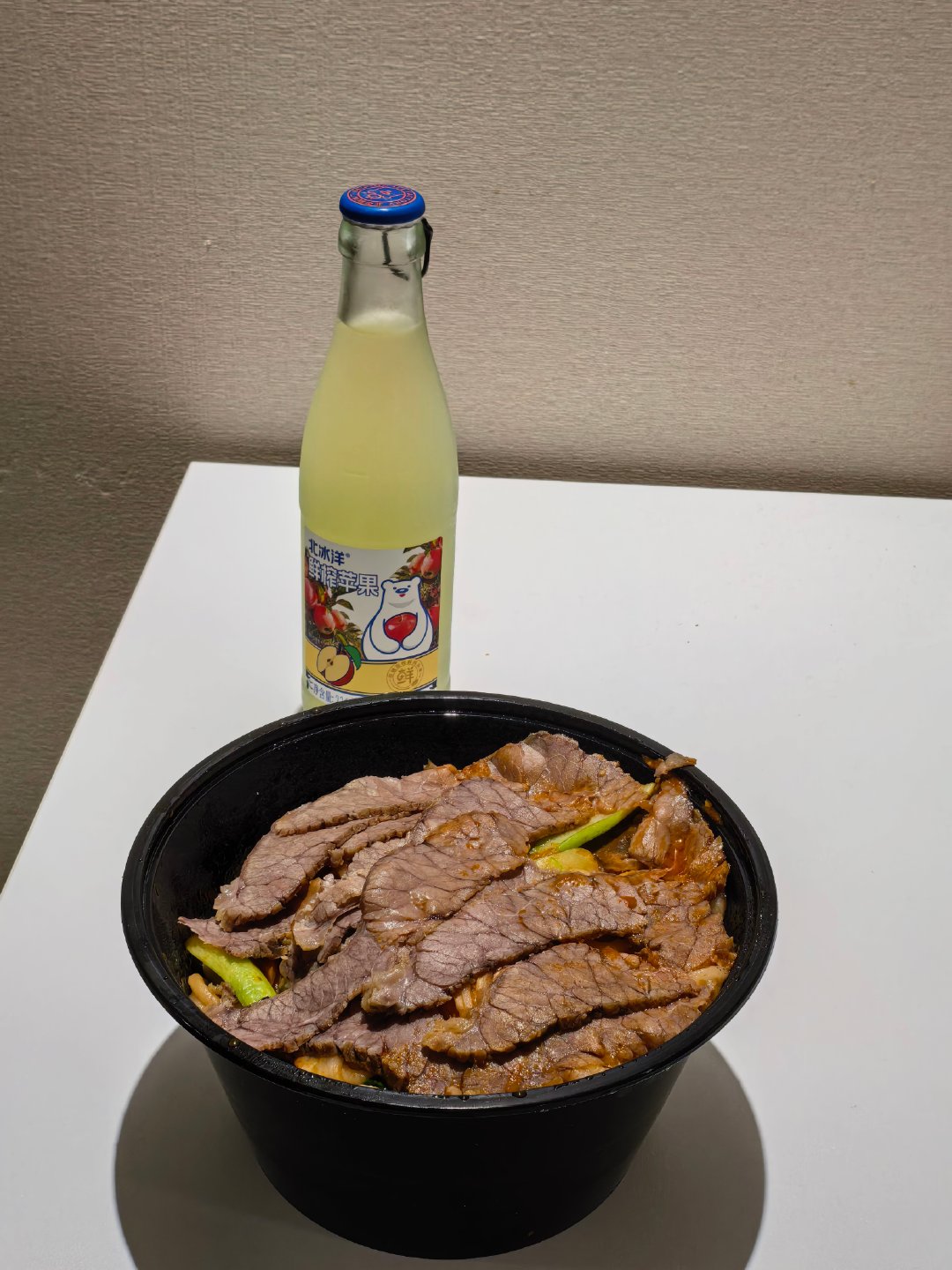 谁不想，忙了一天急头白脸来一碗加满肉的牛肉炒面，再加一杯苹果汁儿呢？​