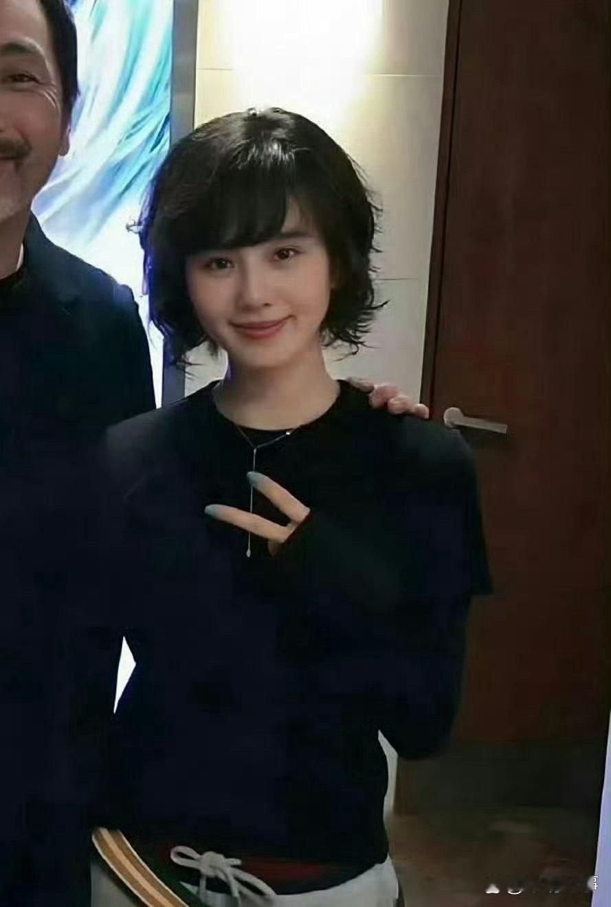 刘诗诗这个发型也太考验颜值了！全靠她的神颜和气质硬撑，换个人真的驾驭不住～