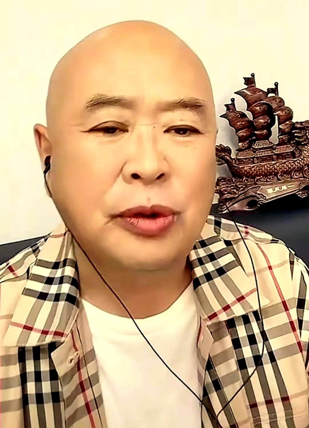 《刘老根》中胡科的扮演者王晓曦看来对赵本山是有点意见的。这事儿闹得，明眼人都看