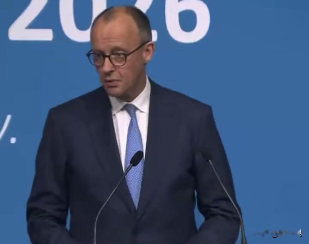 德国总理默茨今天在接受采访时说：“美国有3亿人口，而世界人口有80亿。77亿人不