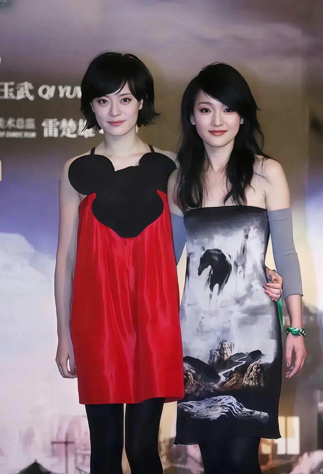 周迅和孙俪当年的一张活动合影，文淇有点像她俩生的​​​
