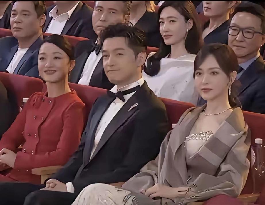 胡歌被三大美女包围，坐姿僵硬眼神无处安放，网友笑翻：像在罚站颁