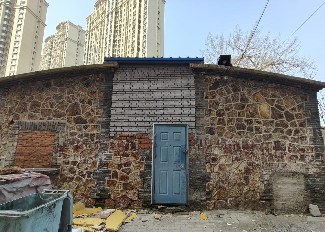 秦皇岛老房子记得在小时候，道南那里是成片成排的这样的石头房子。我的姥姥家就