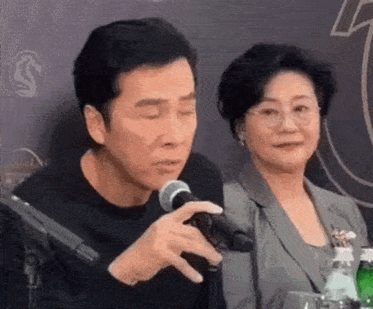 58岁的陈小春给所有男人提了个醒娶妻一定要娶贤，不信你看甄子丹，愁的大眼袋