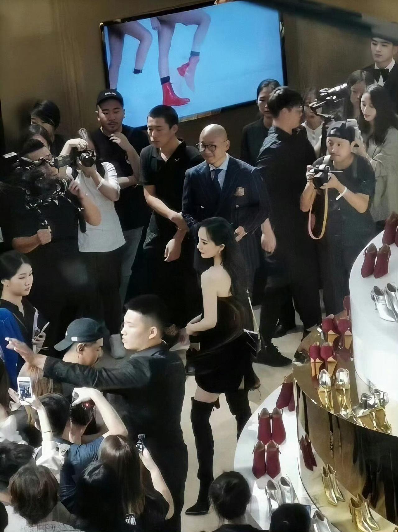 时尚圈传来重磅消息，杨幂时隔多年再度回签奢牌鞋履SW。早在2019年她就拿下品牌