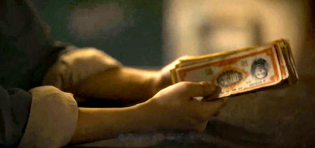 八千里路云和月：孟万福收到工钱发现多了一份钱，丁玉娇要他把多的那份钱还给田家，他