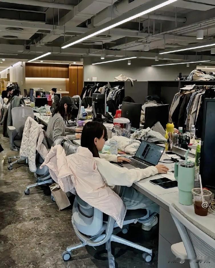 今天听一个hr同行讲了一个真事，员工因为咱拖欠的工资把自己给要进去，最后落得个家