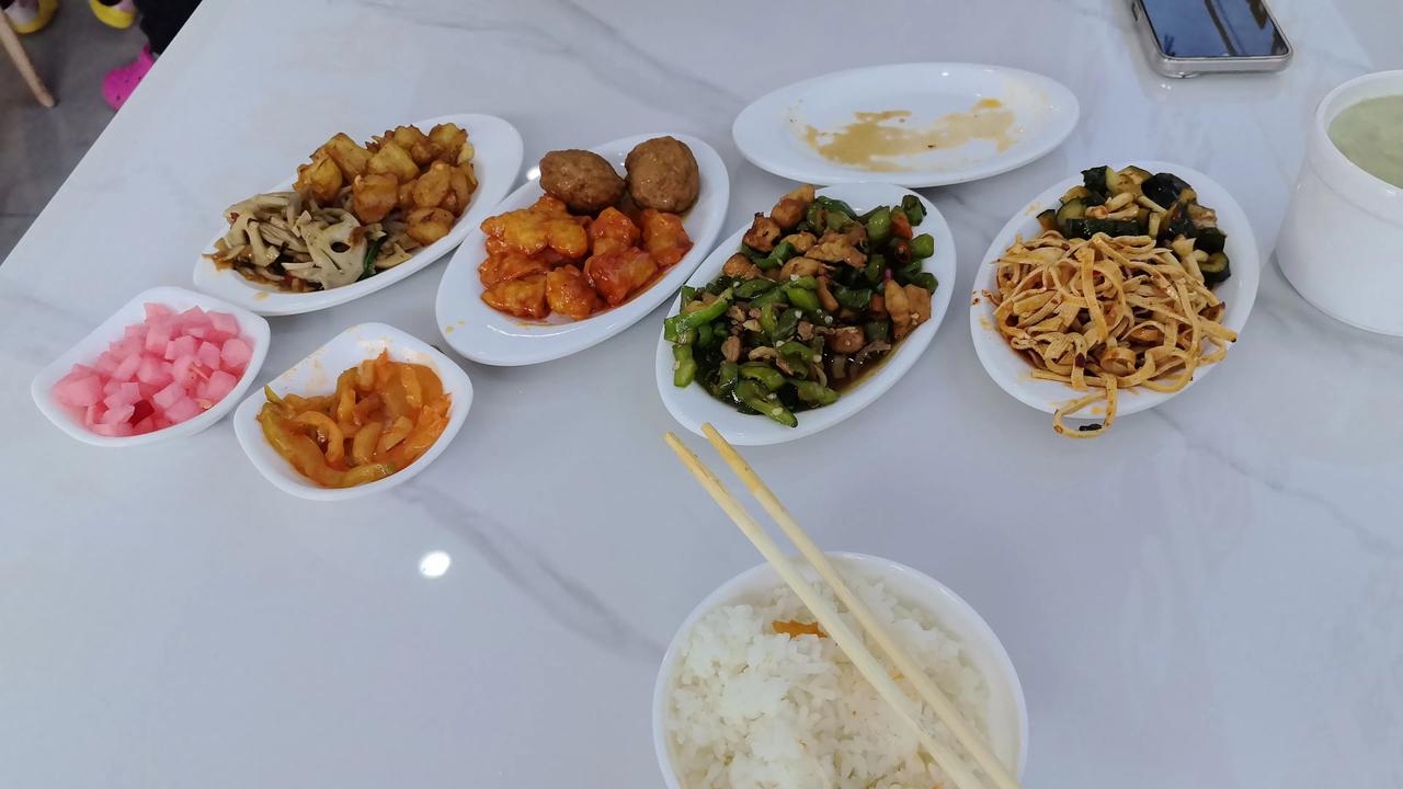 云南的馆子，不管是有门面有排场的大饭店，还是居民楼下面小铺面，又或者是菜市场边上
