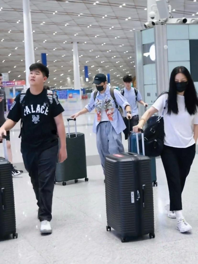沙溢和胡可一家四口现身机场，送15岁的安吉和12岁的小鱼儿返回英国开学‌。小鱼儿