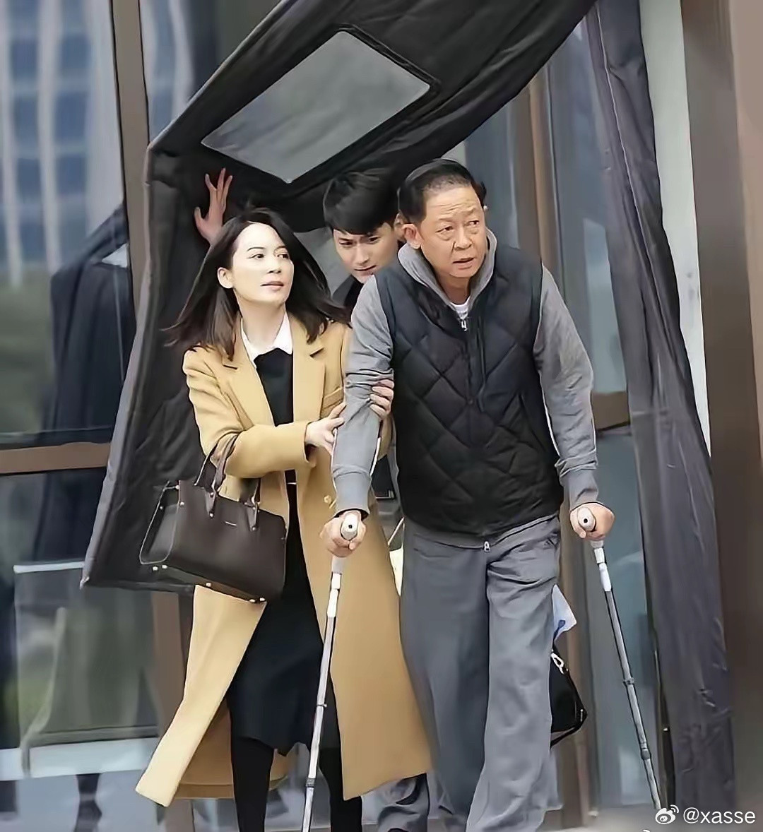 王志文都这样了，身边还是美女不断啊