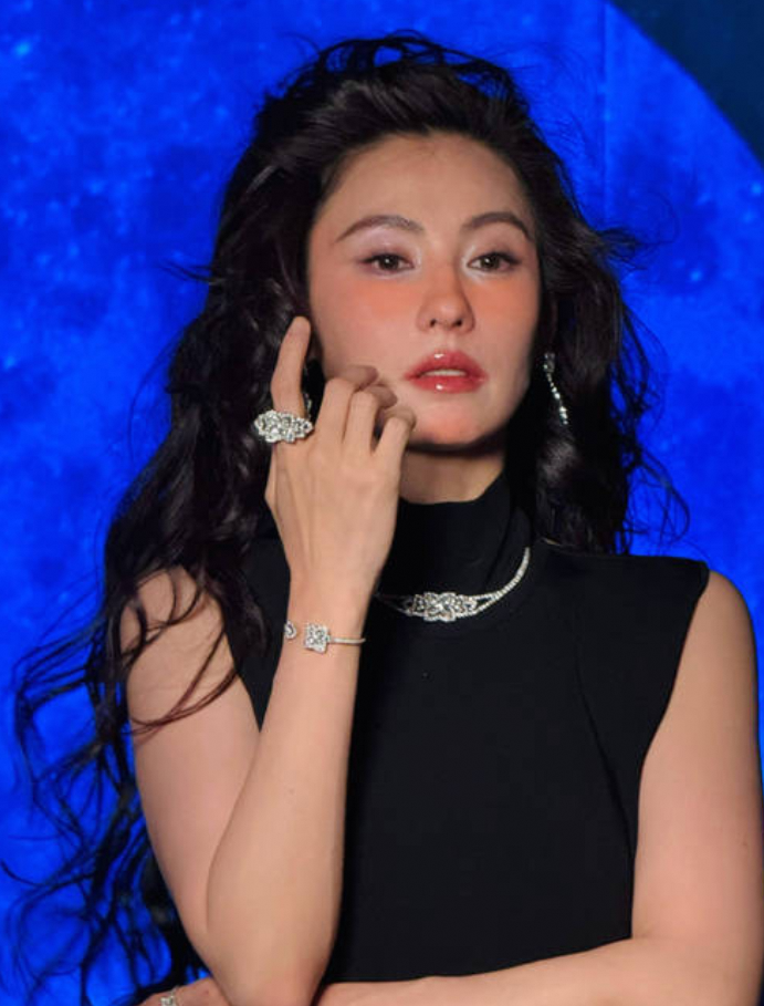 张柏芝晒四月生活嘟嘴比心身材纤细状态超好