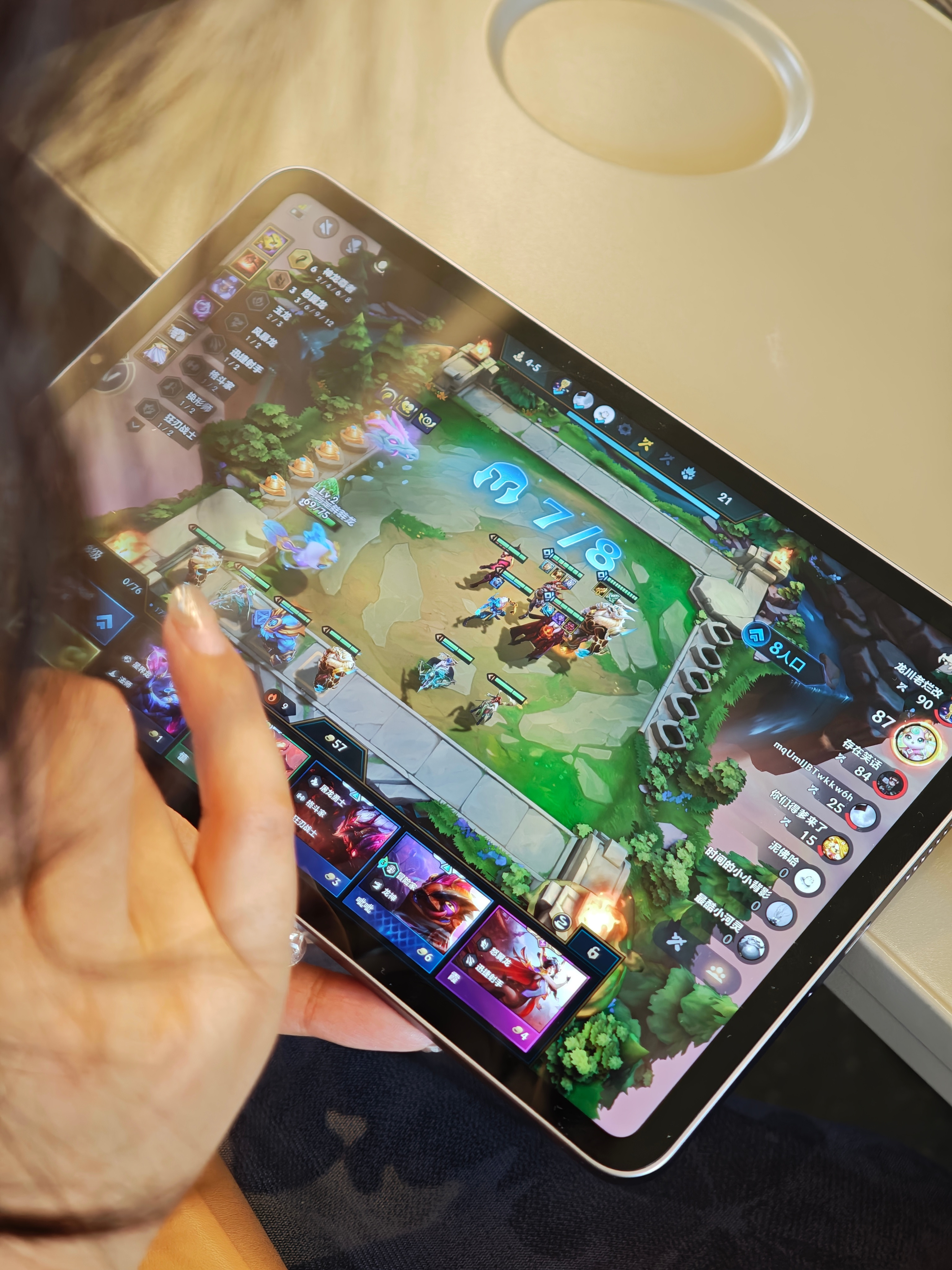我坐这无聊死了，她倒好直接包里掏出来了KPad下上棋了烦死了😡😡