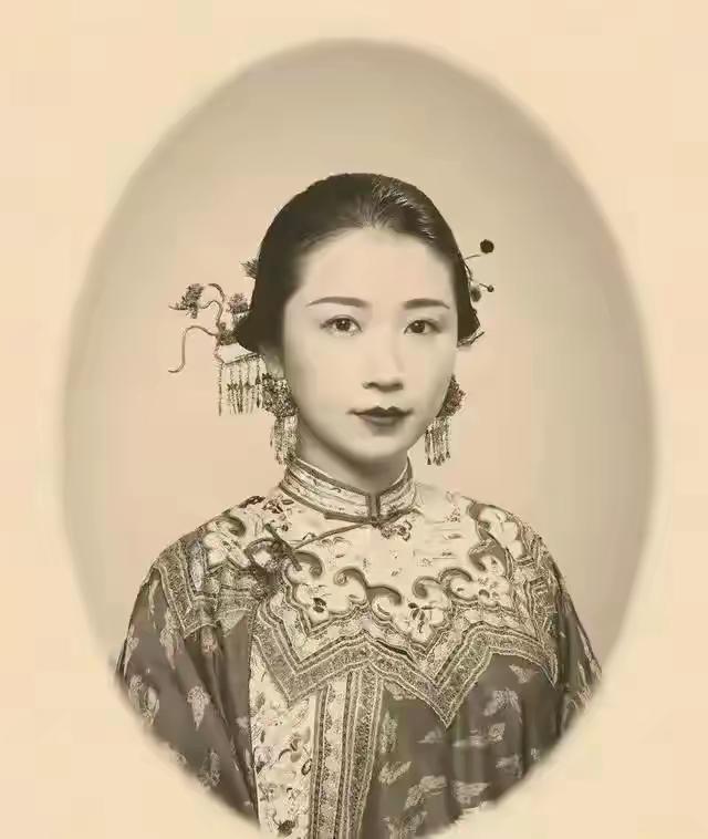 看看这个清末女人的相片，有人说中国著名女作家张爱玲的祖母李菊藕，也就是李鸿章的长
