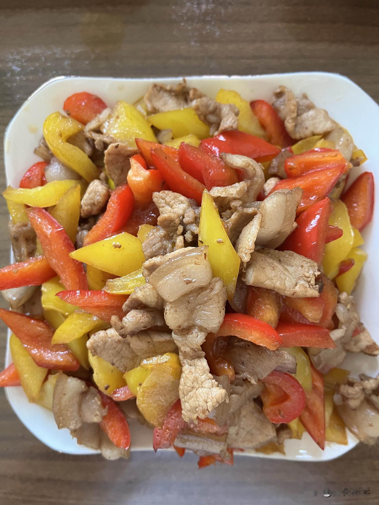 好友们晚上好！周末愉快，秋安吉祥！今天的晚餐：彩椒炒肉片素炒莴笋红薯玉米