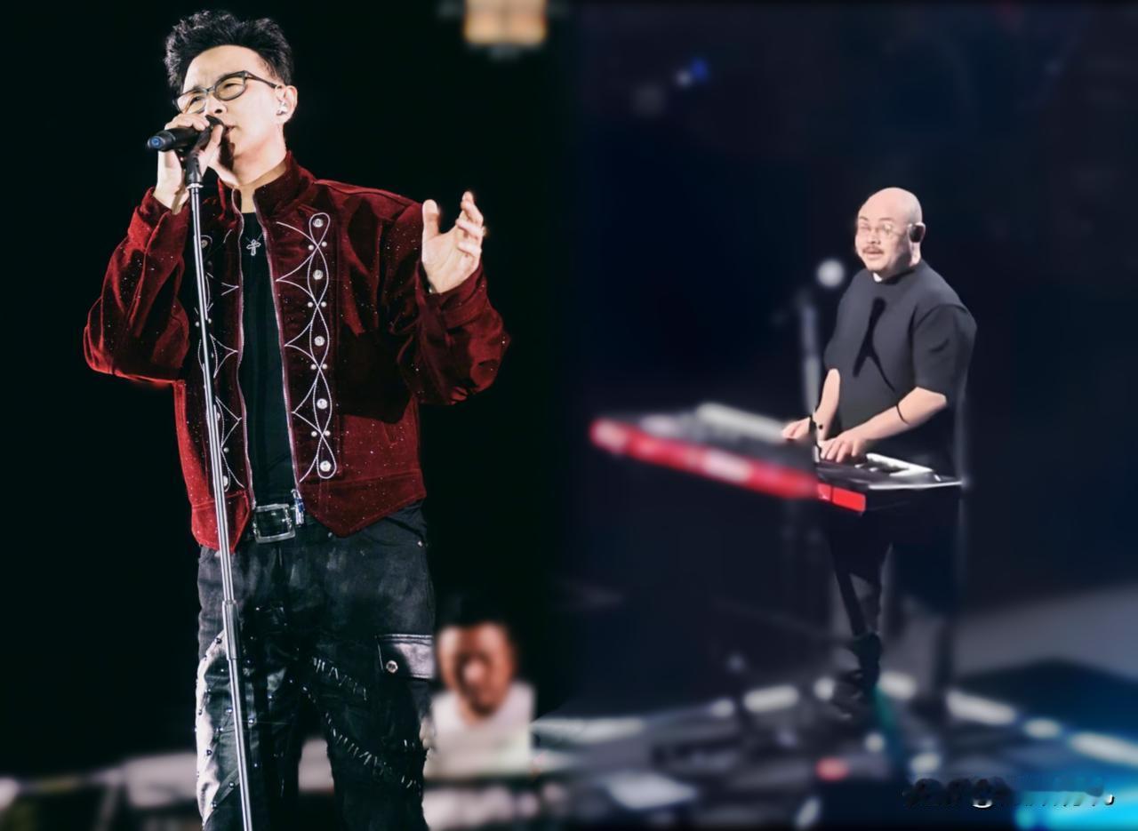 刀郎和汪峰同岁,都54岁了。汪峰举行了一个小规模的演唱会,在现场观众的欢呼